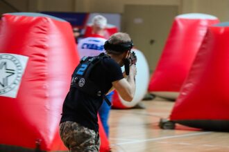 Игрок LASERWAR в прицеле за красным надувным препятствием.